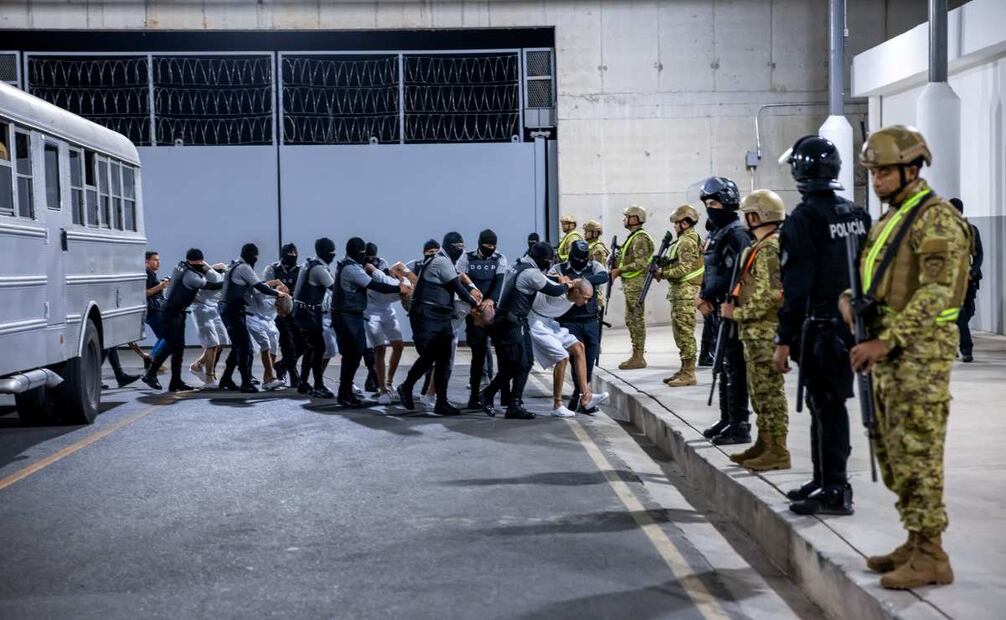 Fotografía cedida por el gobierno de El Salvador donde se observan custodios del Centro del Confinamiento del Terrorismo (CECOT), trasladando a un grupo de detenidos provenientes de Estados Unidos, este lunes en Tecoluca (El Salvador). El presidente de El Salvador, Nayib Bukele, aseguró este lunes que todos los integrantes de un nuevo grupo de personas deportadas al país centroamericano desde Estados Unidos, para que guarden prisión en una cárcel de máxima seguridad, son "asesinos" y "delincuentes de alto perfil". Foto: EFE