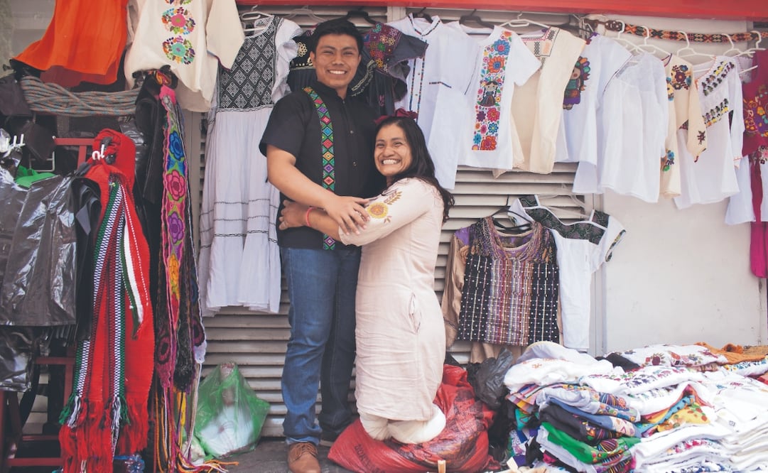 Paty consiguió un espacio para vender sus artículos en el Centro Histórico, donde la visitó su hijo Balam. Foto: de DARÍO LUNA. EL UNIVERSAL