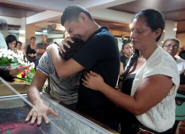 Policía ve morir a joven en protestas de Nicaragua; luego descubre que era su hijo
