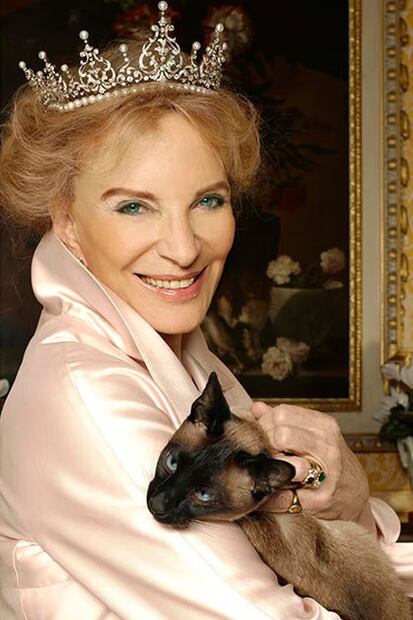 La princesa María Cristina de Reibnitz es la esposa de Michael de Kent, primo hermano de la reina Isabel. En su retrato de 70 años posó con uno de sus gatos siameses. FOTO: @theroyalfamily