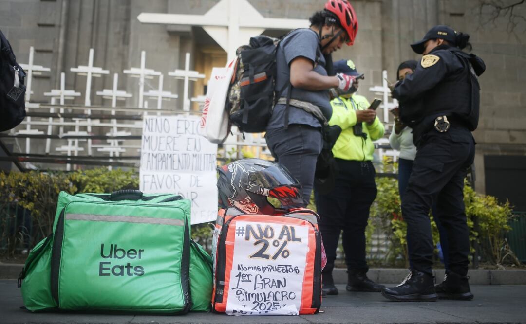 Repartidores protestan; exigen a la SCJN eliminar impuesto del 2% a plataformas. Foto: Darío Luna