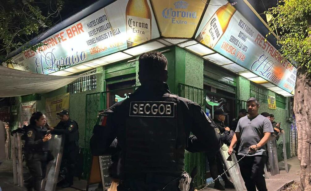 Elementos de seguridad cierran bares debido a irregularidades reportadas por vecinos de la zona (19/10/2025). Foto: Especial