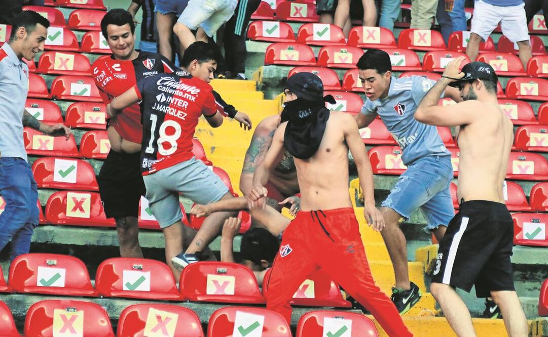 Batalla campal entre aficionados del Querétaro y el Atlas. Foto:  EDUARDO GOMEZ / AFP