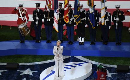 Pink aguanta la gripe y se saca el chicle para el himno de EU