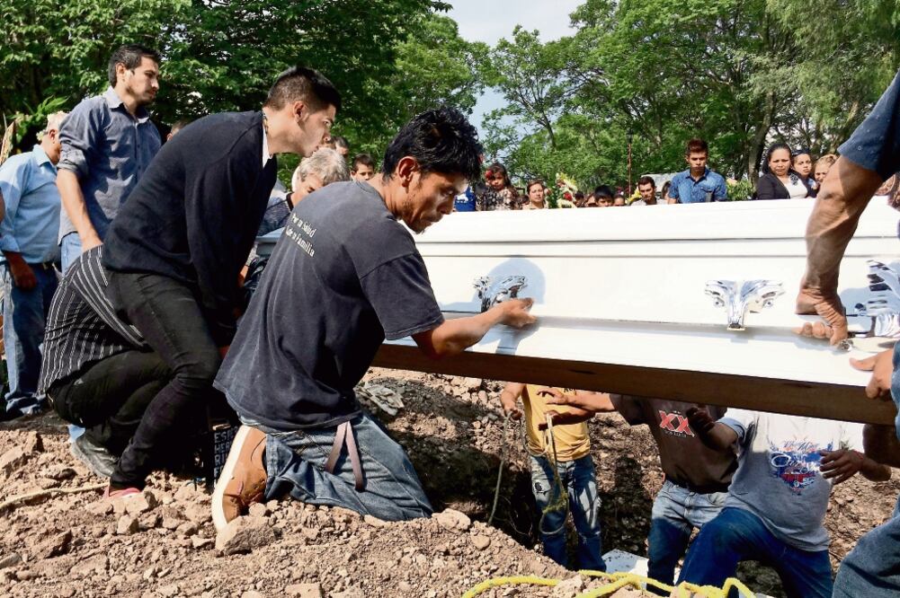 Ayer sepultaron a los tres menores de edad, quienes eran muy amigos y fueron víctimas del multihomicidio del fin de semana. La comunidad los ubica como buenos muchachos que no se metían con nadie (CARLOS ARRIETA. EL UNIVERSAL)