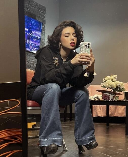 Ángela Aguilar no pierde el estilo ni en pants y coleta