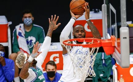 Lakers logra su primer triunfo de la temporada al dominar a los Mavericks