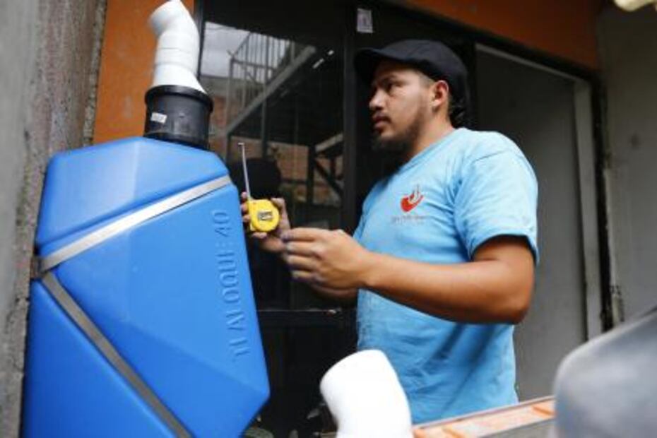 Llevan agua de lluvia para los afectados del sismo