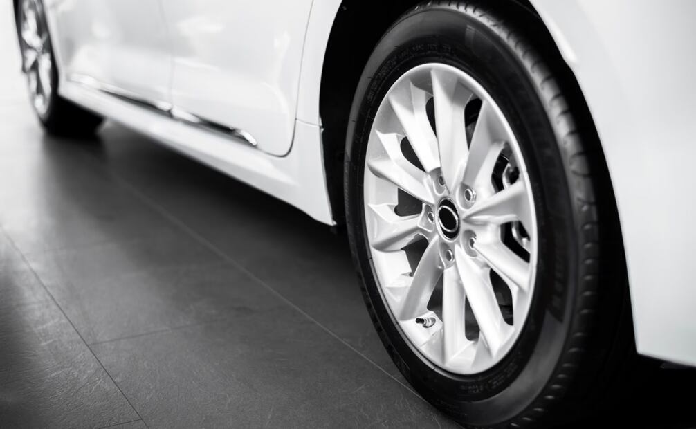 Las llantas sufren un desgaste prematuro y costoso de reparar. Foto: Freepik