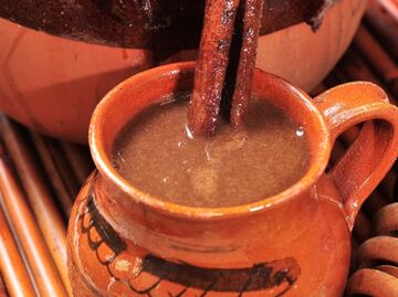 Por qué sí es bueno tomar atole de masa