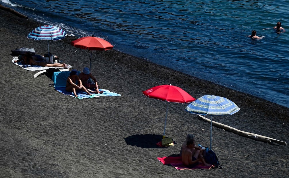 Los bañistas descansan bajo sombrillas en una playa junto al mar Mediterráneo en Cap d'Agde, sur de Francia, el 1 de julio de 2025, en medio de una ola de calor en Europa occidental. Foto: AFP