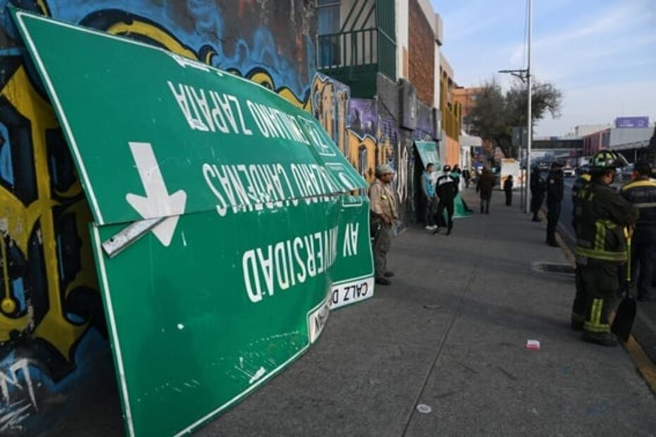 Camión pierde el control y choca contra muro en calzada de Tlalpan