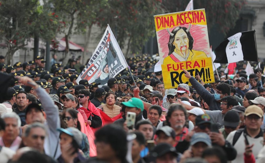 Manifestantes se enfrentan contra integrantes de la Policía Nacional del Perú este sábado, en la Plaza San Martín, en Lima. (21/09/25) Foto: EFE