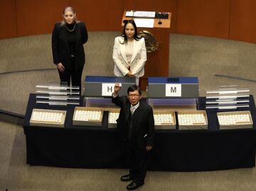 En siete horas y con dos tómbolas, azar decide candidaturas a elección judicial; Senado cumplió mandato: Noroña