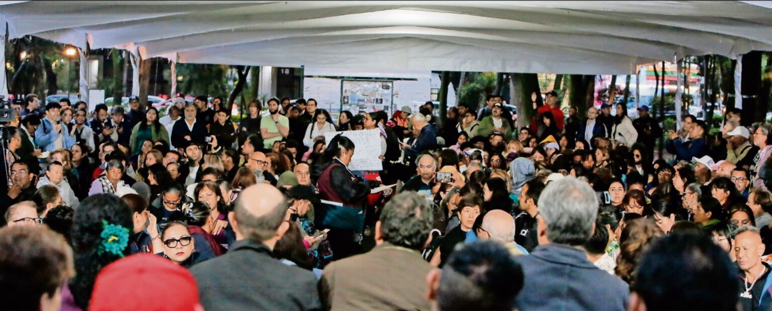 En el Parque España, vecinos de las colonias Roma y Condesa expusieron sus propuestas y dudas al secretario de Gobierno, César Cravioto, y otros funcionarios capitalinos. Foto: Darío Luna / EL UNIVERSAL