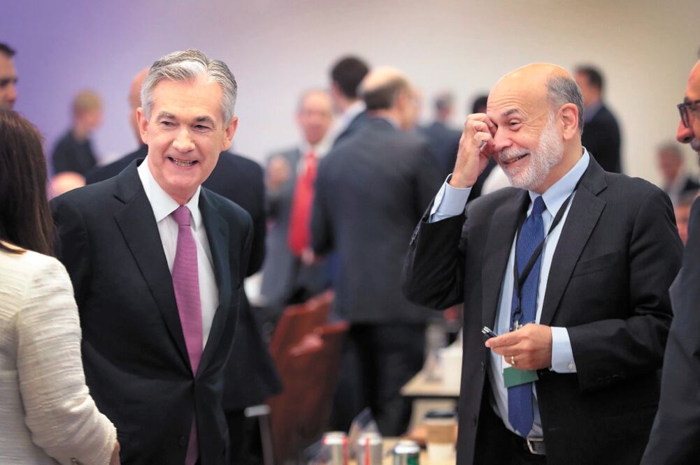 Jerome Powell, presidente de la Reserva Federal (Fed), durante el encuentro en Chicago en el que coincidió con Ben Bernanke, quien ocupó el mismo cargo entre 2006 y 2014. Foto: SCOTT OLSON. AFP