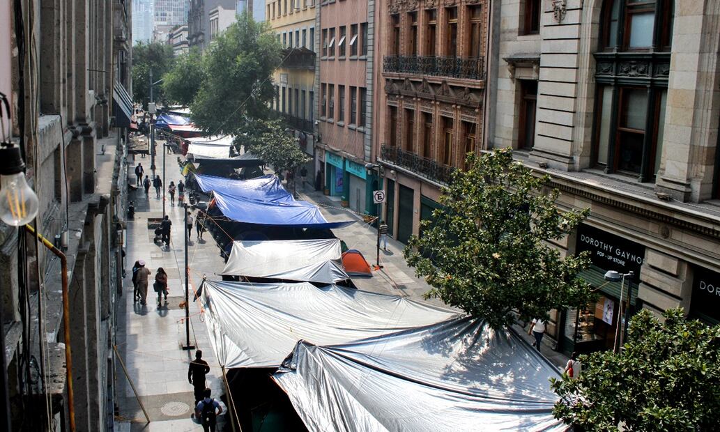 El plantón de maestros de la CNTE que se instaló en el Zócalo se extendió por calles del primer cuadro de la Ciudad de México, el martes 20 de mayo de 2025. Foto: Darío Luna/EL UNIVERSAL