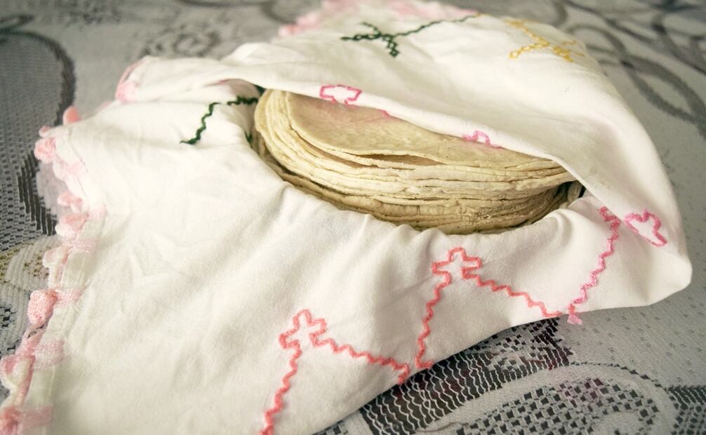 Existen decenas de puntadas para decoración textil y pueden aprenderse de catálogos, videos en redes sociales, cursos especializados o tardes con familiares que practiquen el bordado. Foto: EL UNIVERSAL.