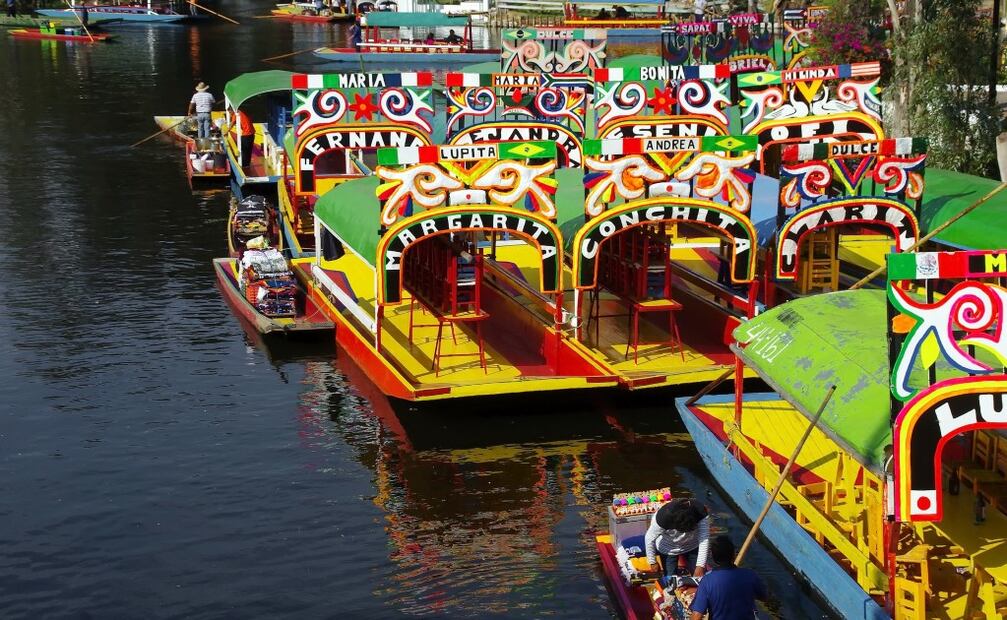 Disfruta antojitos mexicanos y música en vivo a bordo de una trajinera. Foto: Pixabay