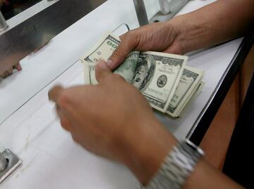 Precio del dólar abre este martes en 19.55 al mayoreo; peso, entre las divisas emergentes más depreciadas frente al billete verde