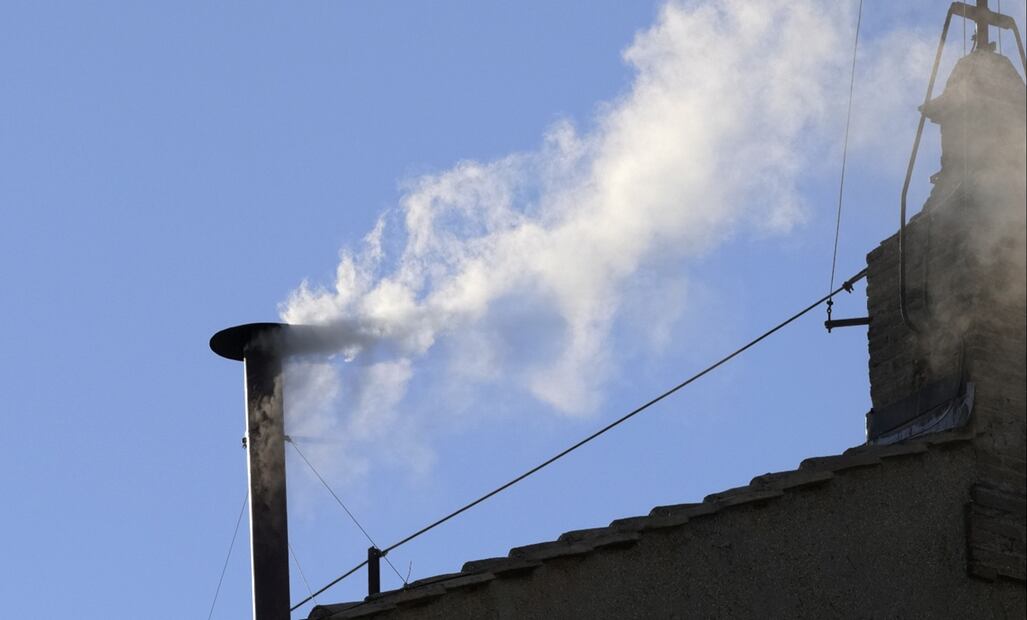 Una columna de humo blanco sale de la chimenea de la Capilla Sixtina, donde 133 cardenales se reúnen en el segundo día del cónclave para elegir al sucesor del difunto papa Francisco, en el Vaticano, el jueves 8 de mayo de 2025. Foto: AP