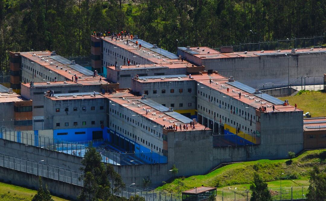 Presos sobre los techos de la cárcel "El Turi", en la ciudad de Cuenca (Ecuador). Foto: EFE