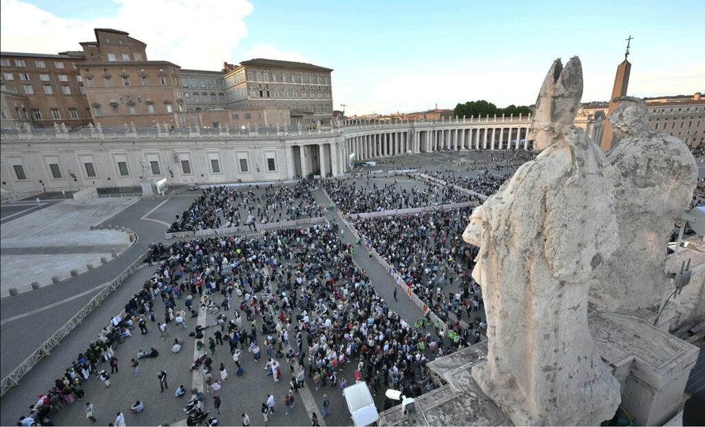 Las medidas de seguridad en la Ciudad del Vaticano han incluido el blindaje de la red móvil y de datos en toda la Ciudad Estado para evitar que los cardenales electores entren en contacto con el exterior y, por lo tanto, garantizar que no haya influencia en el voto, el 7 de mayo de 2025. Foto: EFE