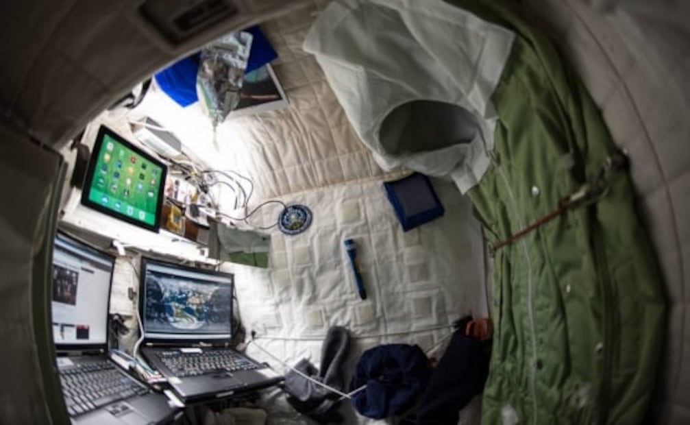 Cómo duermen, comen y viven los astronautas en el espacio