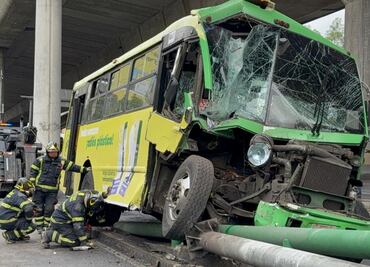 Camión de Ruta 41 se impacta contra muro en segundo piso del Periférico; 14 pasajeros resultan lesionados