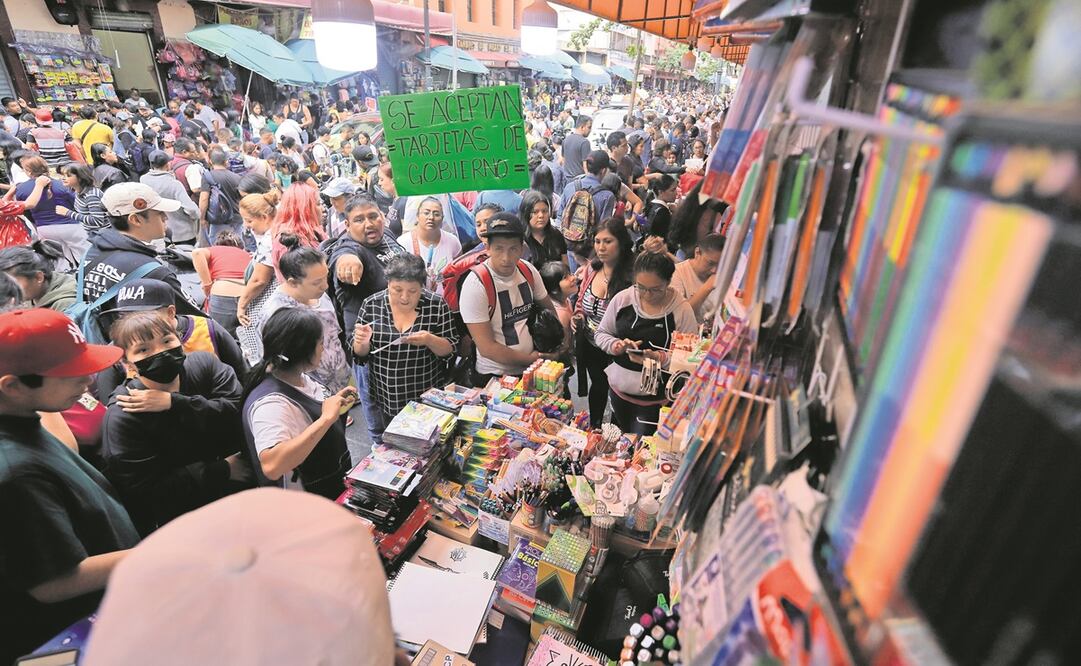 A un día del regreso a clases, cientos de padres de familia recorrieron Mesones y Pino Suárez en busca de los últimos útiles escolares para sus hijos. Foto: Fernanda Rojas / EL UNIVERSAL