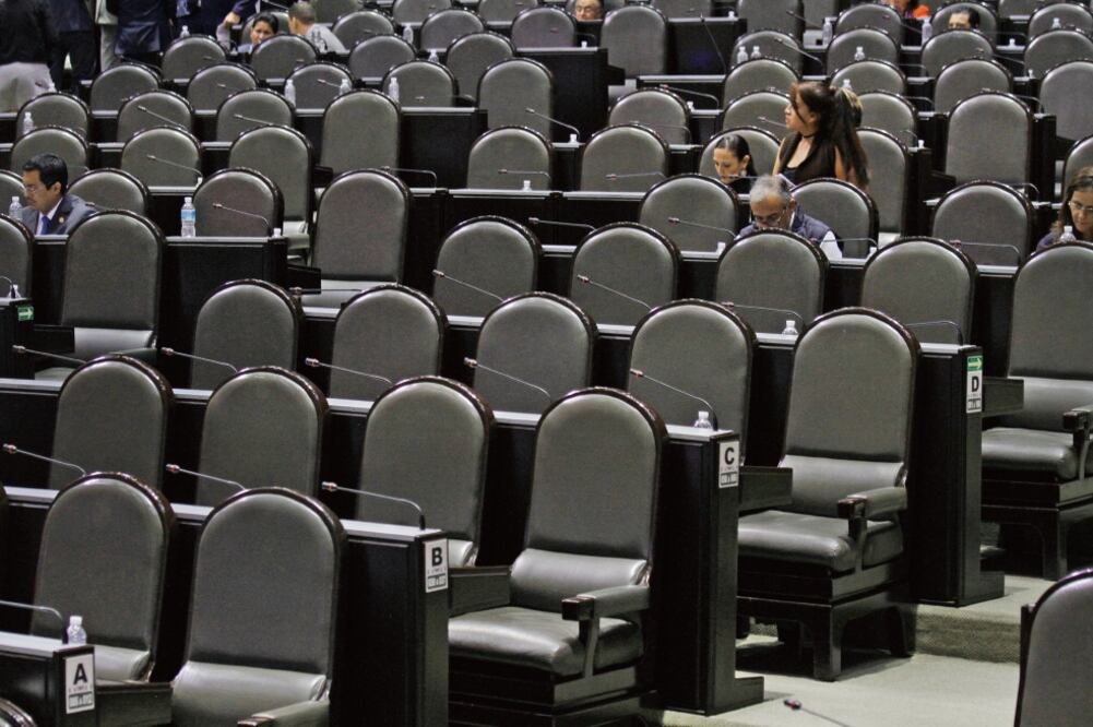 Curules vacías en la Cámara de Diputados, durante la sesión de ayer, a seis días del periodo de receso. (IRVIN OLIVARES. EL UNIVERSAL)