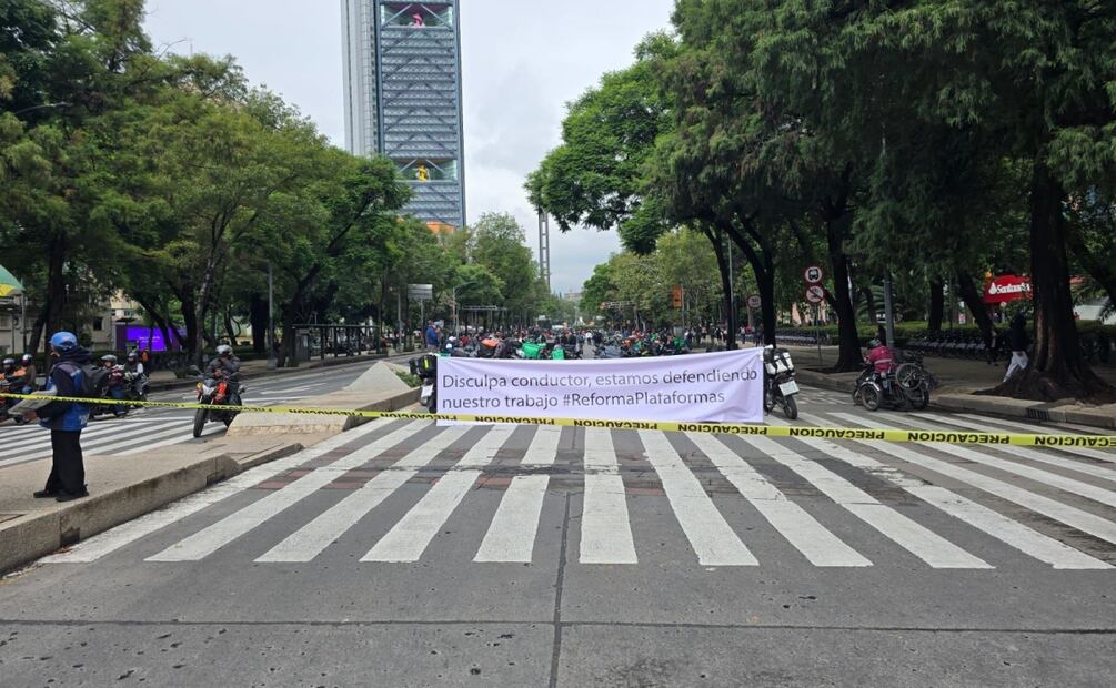Repartidores exigen diálogo sobre reforma laboral; bloquean calles del Centro con más de 400 motocicletas. Foto: Especial