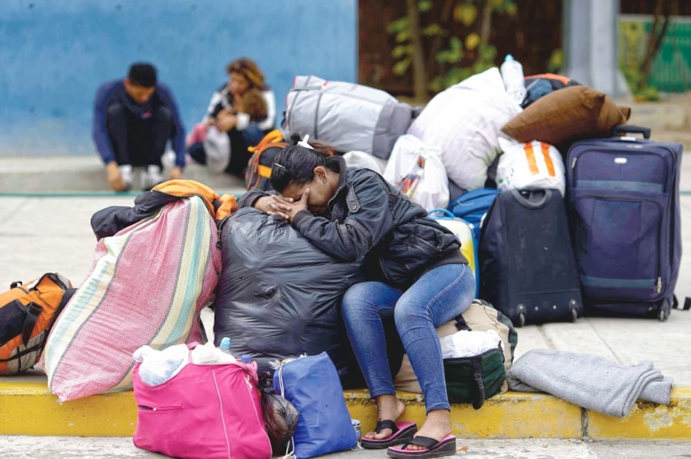 Una migrante venezolana descansa en la frontera de Tumes, Perú. Ayer se informó que mil 630 personas cruzaron el sábado ese punto desde Ecuador (MARTIN MEJÍA. AP)