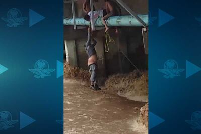 Captan rescate de motociclista arrastrado por un arroyo en Colima