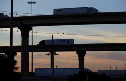 Key Mexico-US border crossing remains closed after damage