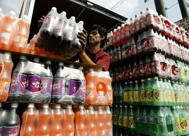 Bebidas gaseosas azucaradas aumentan riesgo de cáncer: expertos