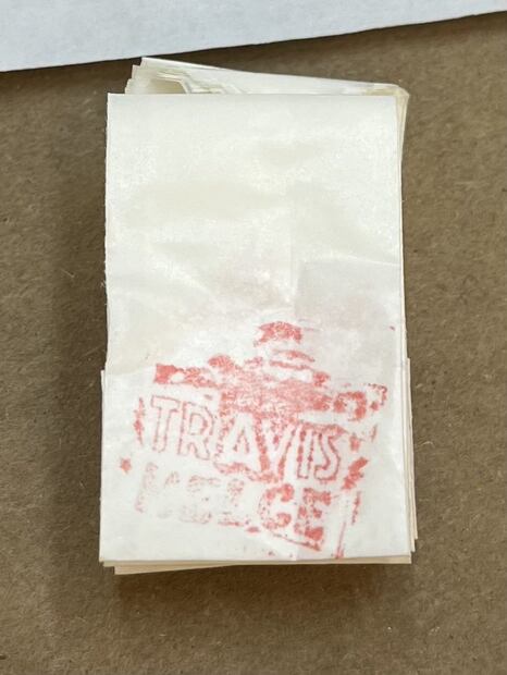 La Agencia Antidrogas (DEA) dio a conocer envolturas de fentanilo confiscadas con el nombre y la imagen de Travis Kelce. FOTO: DEA