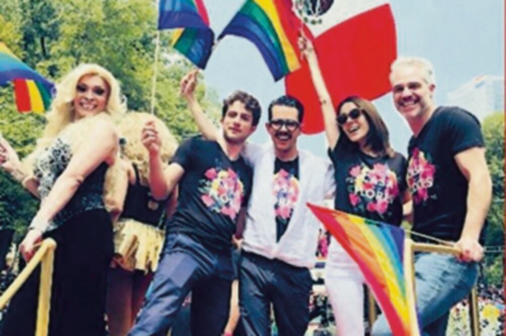 Caro festejó doble: el partido de México y la diversidad (FACEBOOK)