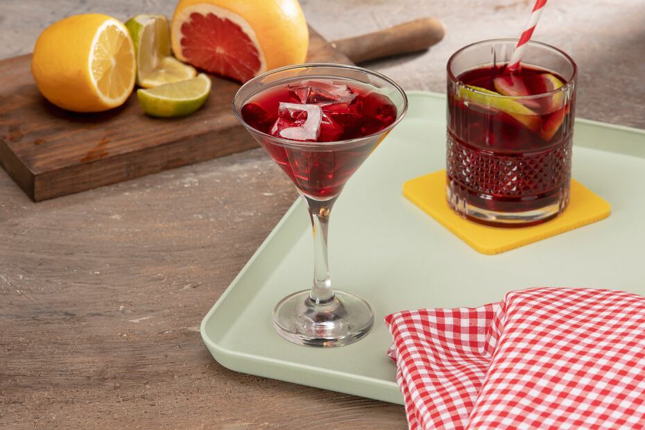 Esta bebida combina vino tinto joven con refresco de limón para lograr un sabor ligero y delicioso. Foto: Freepik