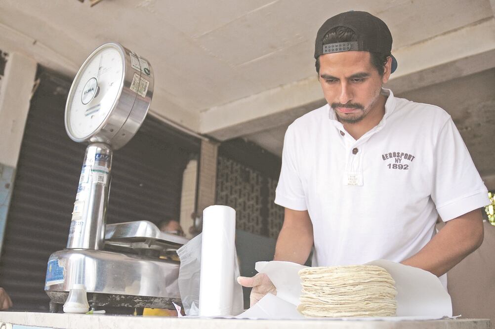 Cuando aumente el precio de insumos en la producción de tortilla, la decisión de elevar o no el precio debe ser de cada negocio. Foto: ARCHIVO EL UNIVERSAL