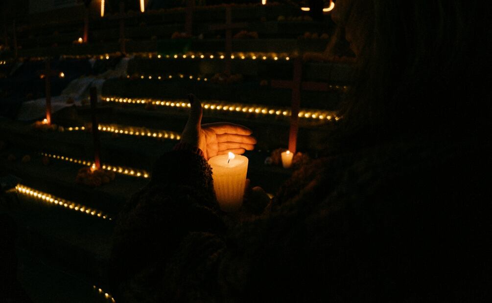 El Movimiento Feminista de Zacatecas convoco a la instalación de un altar de muertas en memoria a las víctimas de feminicidio el cual se realizo en la escalinata del Ex templo de San Agustín. Foto: Diana Valdez