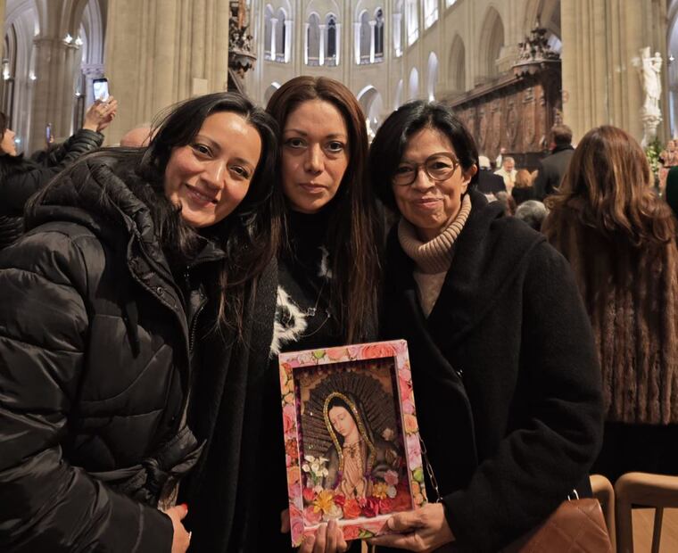 La comunidad latinoamericana en París celebró este jueves en Notre Dame la fiesta de la Virgen de Guadalupe. Foto: AFP