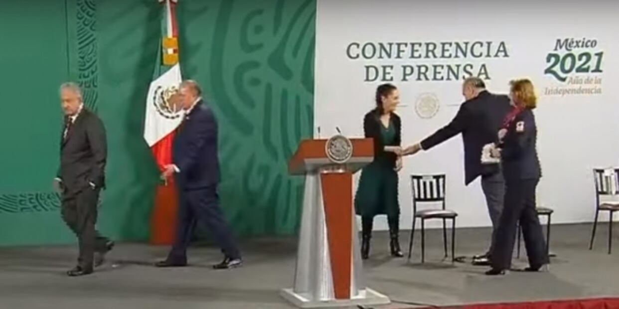 “Ya me prestó”: Adán Augusto López le da cash a Sheinbaum para la Cruz Roja