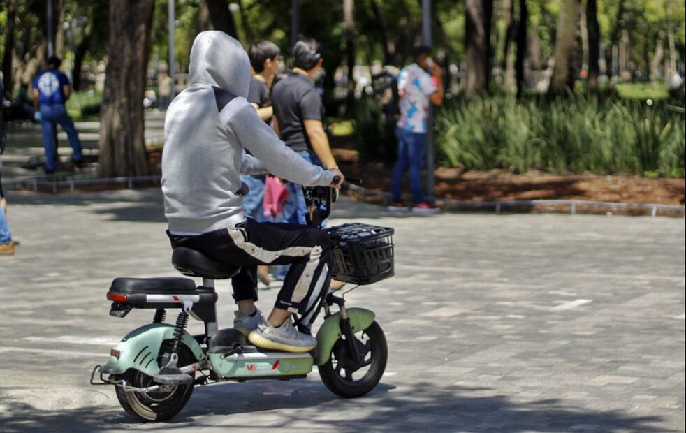 A pesar de las nuevas normas, conductores de bicimotos siguen circulando en vías confinadas, en sentido contrario, sobre las banquetas y sin casco en calles del Centro Histórico de la Ciudad de México, el 19 de agosto de 2025. Foto: Fernanda Zamora/EL UNIVERSAL