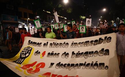 Padres de los 43 normalistas de Ayotzinapa marchan sobre Reforma 