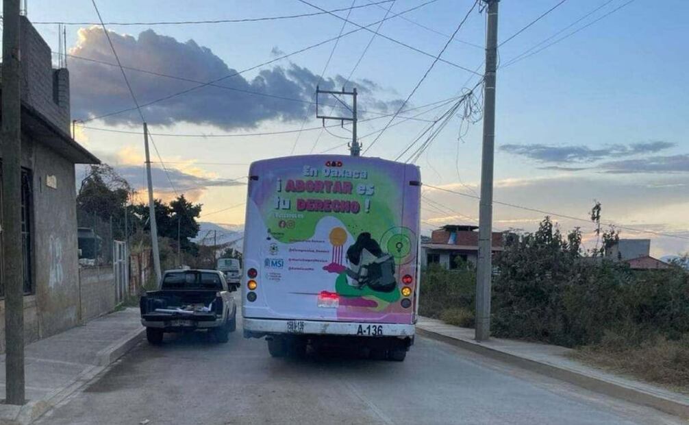 ONGs divulgan en autobuses campaña sobre el aborto seguro. Foto: Cortesía Marea Verde