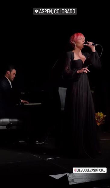 Belinda enamora con elegante vestido con transparencias
