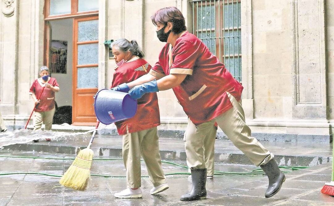 Entre los trabajos que tendrá que desempeñar el personal está barrer, trapear y encerar los pisos. Fotos: Archivo/ EL UNIVERSAL.