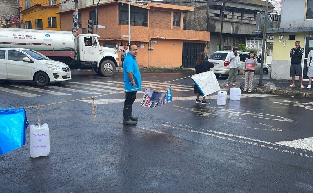 Vecinos bloquean Avenida La Turba en Tláhuac; exigen solución a encharcamientos por lluvias. Foto: Especial