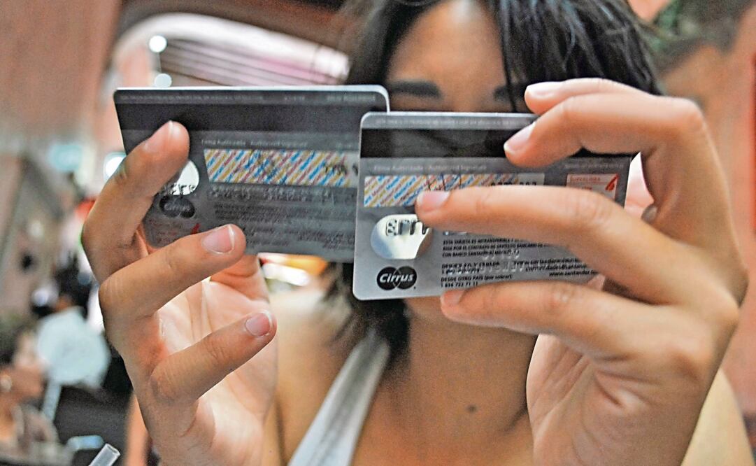 Datos de instituciones financieras indican que existen más de 35 millones de tarjetas de crédito en circulación en México. Foto: Archivo | El Universal